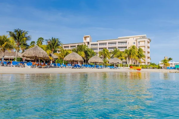 Prachtig Uitzicht Het Witte Zand Curacao Strand Blauwe Ligbedden Onder — Stockfoto