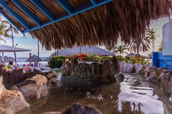 Hermosa Vista Piscina Decorativa Costa Del Océano Atlántico Plantas Verdes —  Fotos de Stock