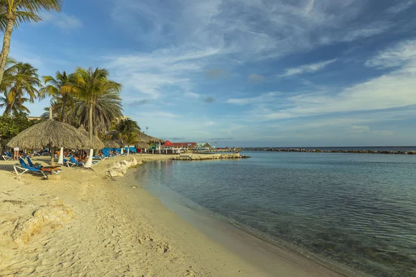 Bela Vista Areia Branca Praia Curaçao Camas Sol Azuis Sob — Fotografia de Stock