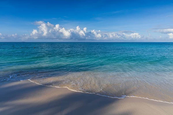 Wit Zandstrand Turquoise Golven Turkoois Zeewater Blauwe Lucht Eagle Beach — Stockfoto