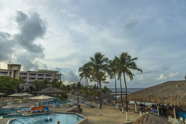 Hermosa Vista Zona Del Hotel Piscina Exterior Con Tumbonas Azules — Foto de Stock
