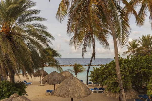 Prachtig Uitzicht Het Witte Zand Curacao Strand Blauwe Ligbedden Onder — Stockfoto