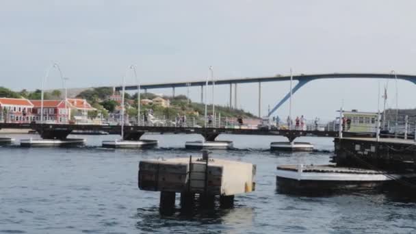 Prachtig Uitzicht Bewegende Ponton Queen Emma Bridge Anna Bay Willemstad — Stockvideo