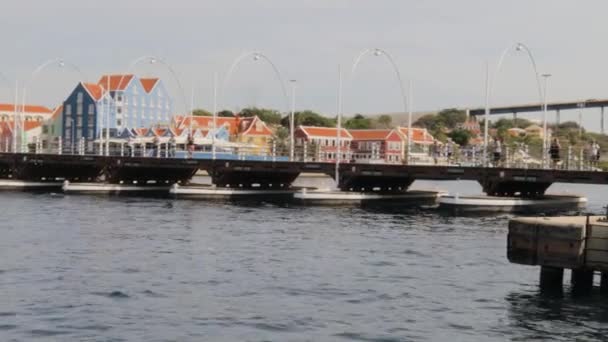 浮桥上美丽的风景爱玛女王大桥横跨库劳岛的圣安娜湾 Willemstad 库拉索岛 2019 — 图库视频影像