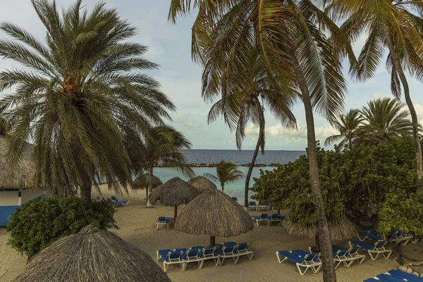 Prachtig Uitzicht Het Witte Zand Curacao Strand Blauwe Ligbedden Onder — Stockfoto