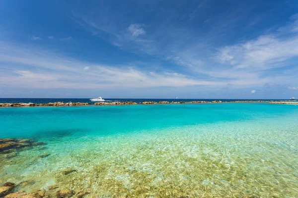 Úžasný Pohled Tyrkysovou Vodu Atlantského Oceánu Modrou Oblohu Bílými Mraky — Stock fotografie