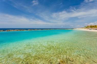 Atlantik Okyanusu 'nun turkuaz suyu ve beyaz bulutlu mavi gökyüzünün inanılmaz manzarası. Curacao Adası, güzel doğa geçmişi..