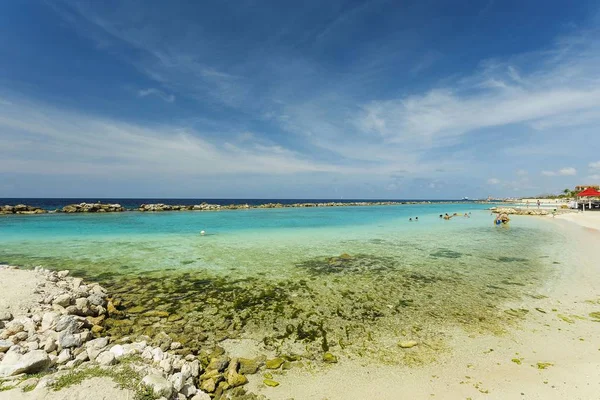 Krásný Výhled Bílou Pláž Curacao Tyrkysová Mořská Voda Modrá Obloha — Stock fotografie