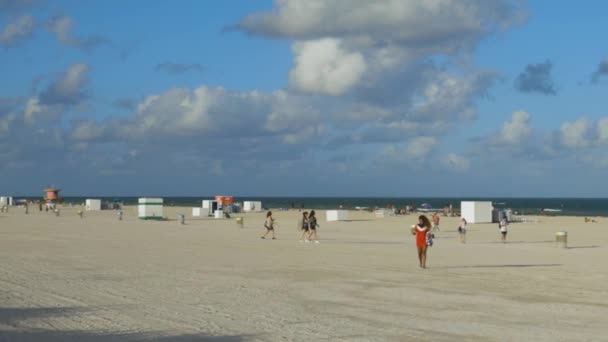 Gente Miami Beach Hermoso Día Soleado Playa Arena Turistas Torre — Vídeos de Stock