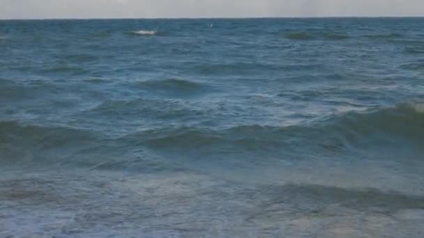 Golven Atlantische Oceaan Breken Aan Kust Turkoois Zeewater Blauwe Lucht — Stockvideo