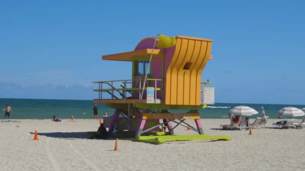 Folk Miamis Strand Vacker Solig Dag Sandstrand Turister Och Gul — Stockvideo