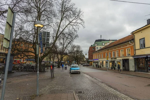 スウェーデンのウプサラの通りの眺め 冬の日には雷雲と空背景に赤い建物 旅行の概念 ヨーロッパ スウェーデン ウプサラ 2019年12月30日 — ストック写真