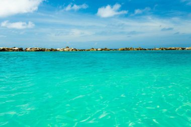 Atlantik Okyanusu 'nun güzel kıyı şeridi manzarası. Turkuaz deniz suyu ve mavi gökyüzü. Curacao Adası, güzel doğa geçmişi..