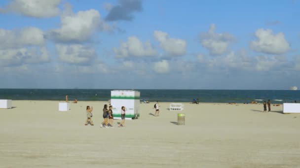 Gente Miami Beach Relaja Playa Arena Hermoso Día Soleado Océano — Vídeos de Stock