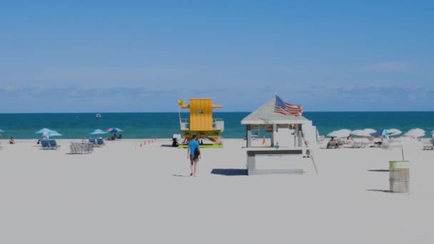 Mensen Miami Strand Mooie Zonnige Dag Zandstrand Toeristen Gele Strandwachttoren — Stockvideo