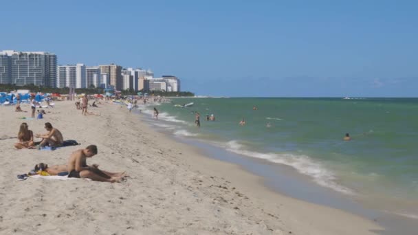 Turyści Piaszczystej Plaży Miami Piękny Letni Dzień Piękna Linia Brzegowa — Wideo stockowe