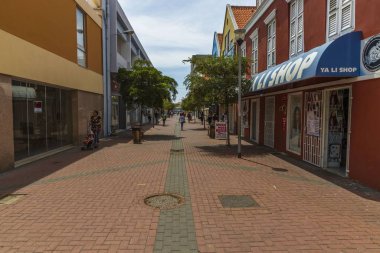 Güzel şehir manzarası. Şehir sakinleri ve turistler sıcak yaz gününde güzel mimarisi olan sokaklarda. Willemstad. Curacao. 09.19.2019.