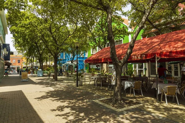 Вид Открытое Кафе Одной Улиц Виллемстада Красивые Здания Зеленые Деревья — стоковое фото