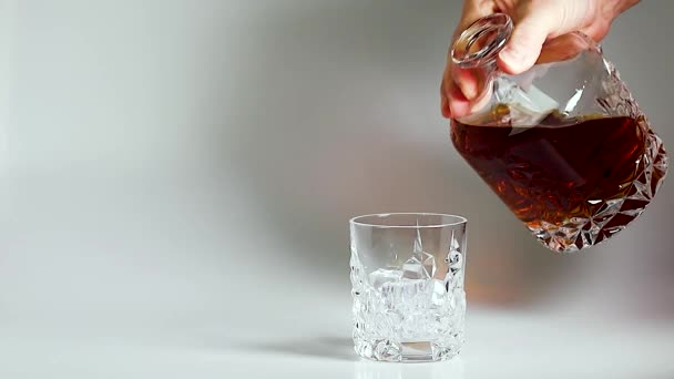 短片中 威士忌倒入装有白底冰块的玻璃杯中 慢动作 漂亮的背景 酒精概念 — 图库视频影像