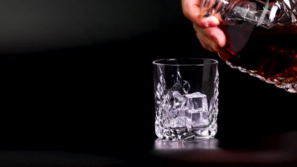 Kurzfilm Der Zeigt Wie Whisky Ein Becherglas Mit Eis Auf — Stockvideo