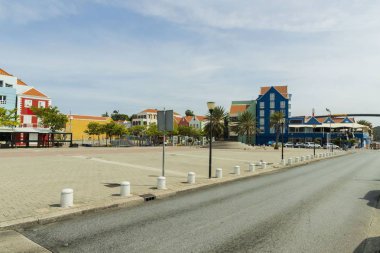 Mavi gökyüzündeki renkli evlerin güzel manzarası. Seyahat turizmi konsepti. Renkli arkaplan dokusu. Willemstad. Curasao. 