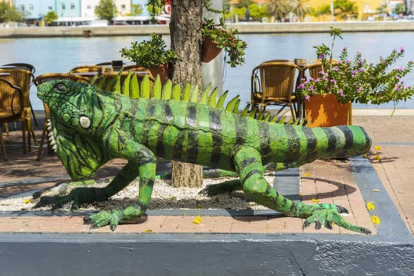Açık hava restoranının dekorasyonu olarak büyük yeşil iguana figürünün yakın görüntüsü. Willemstad. Curacao.