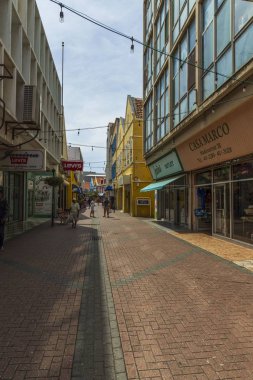 Güzel şehir manzarası. Şehir sakinleri ve turistler sıcak yaz gününde güzel mimarisi olan sokaklarda. Willemstad. Curacao. 
