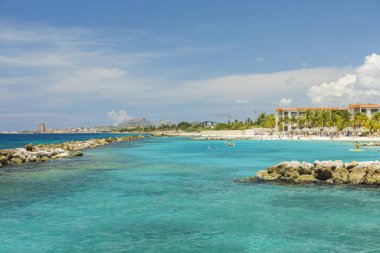 Atlantik Okyanusu 'nun turkuaz suyu ve beyaz bulutlu mavi gökyüzünün inanılmaz manzarası. Curacao Adası, güzel doğa geçmişi..