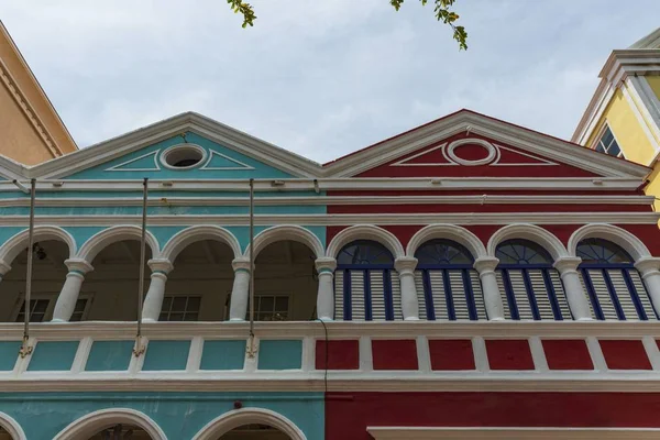 Vista Cerca Del Hermoso Edificio Arquitectura Azul Roja Con Decoración — Foto de Stock