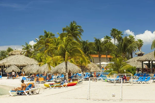 Prachtig Uitzicht Het Hotelgebied Buitenzwembad Met Blauwe Ligbedden Parasols Groene — Stockfoto