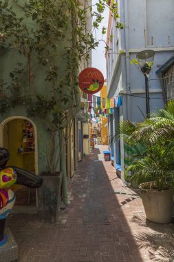 Güzel şehir manzarası. Sıcak yaz günlerinde güzel mimarisi olan renkli binalar. Willemstad. Curacao. 09.19.2019.