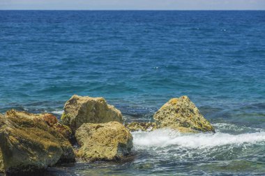 Curacao adasındaki Atlantik Okyanusu 'nun güzel kıyı şeridi manzarası. Muhteşem doğa manzarası arka planları. Karayipler.
