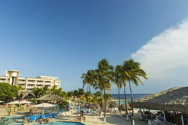 Prachtig Uitzicht Het Hotelgebied Buitenzwembad Met Blauwe Ligbedden Parasols Groene — Stockfoto