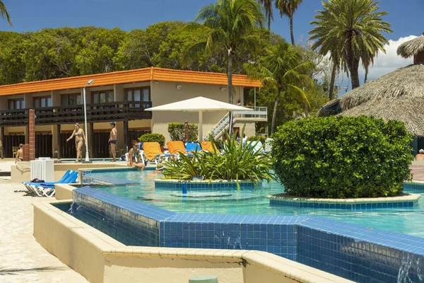 Otel Manzarası Çok Güzel Açık Havuz Mavi Güneş Yatakları Yeşil — Stok fotoğraf