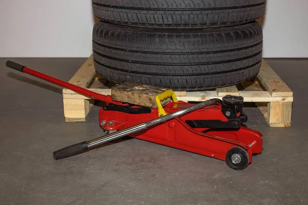 Close Car Tyres Wheels Storage Pallet Tire Replacement Jack Car — Stock Photo, Image