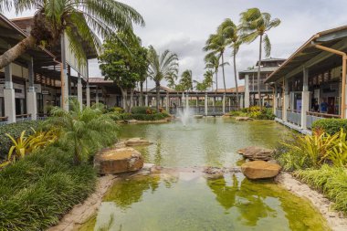 Alışveriş merkezinin güzel manzara manzarası. Ön cephede büyük kayalarla süslenmiş harika bir gölet. Usa. Miami mi? 09.22.2019.