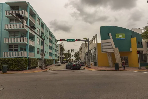 Bela Paisagem Vista Rua Miami Beach Edifícios Brancos Palmeiras Ambos — Fotografia de Stock
