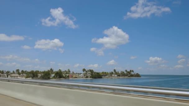 通往西佛罗里达的高速公路 在蓝天的蓝天上俯瞰着废弃的旧桥和大西洋的海岸线 蓝天上有无数的云彩背景 佛罗里达 Usa — 图库视频影像