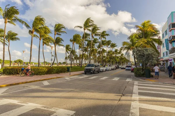 迈阿密海滩街道美丽的风景 蓝天白云背景下沥青路面两侧的白色建筑和棕榈树 Usa 迈阿密南岸09 2019 — 图库照片