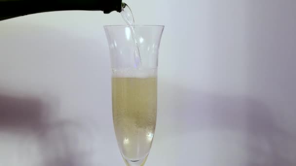 Champagner Wird Ein Becherglas Auf Dem Hintergrund Gegossen Schöne Hintergründe — Stockvideo
