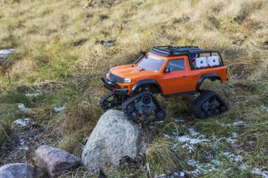 Off-road arka planında uzaktan kumandalı yarış arabası görüntüsü. Uzaktan kumandalı oyuncaklar. Boş zaman. Çocuklar ve yetişkinler konsepti.