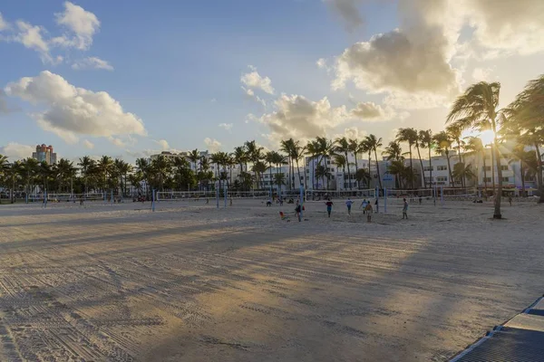 Gente Jugando Voleibol Playa Concepto Estilo Vida Saludable Miami Estados — Foto de Stock