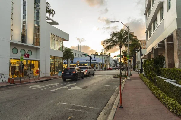 Hermosa Vista Panorámica Calle Miami Beach Edificios Blancos Coches Palmeras — Foto de Stock