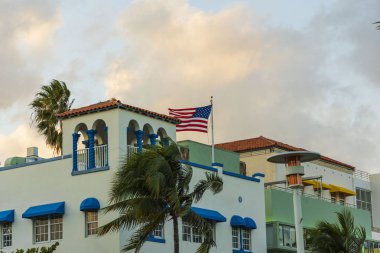 Mavi arka planda güzel renkli binalar ve palmiye ağaçları. Mimarlık konsepti.