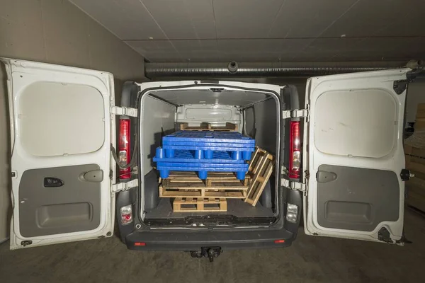 Vista Del Veicolo Bianco Aperto Caricato Con Pallet Legno Plastica — Foto Stock