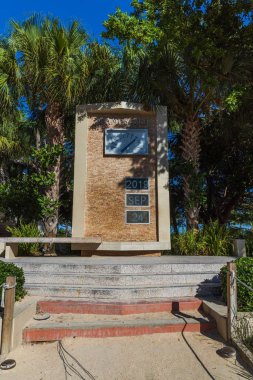 Miami South Beach caddesinde yeşil ağaçların arkasında güzel bir sıcaklık saati manzarası var.. 
