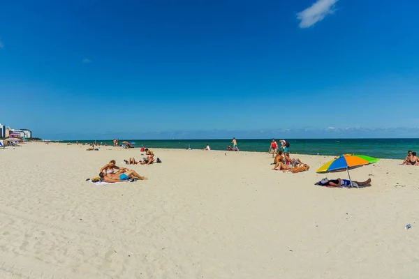 迈阿密南岸线美丽的风景 大西洋 蓝天背景的人 Usa 迈阿密海滩09 2019 — 图库照片