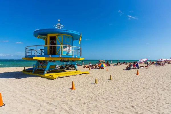 Gente Miami Beach Hermoso Día Soleado Playa Arena Turistas Torre —  Fotos de Stock