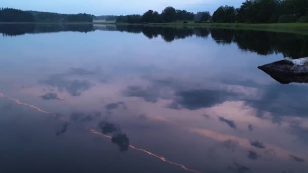 慢动作夏日平静的夜晚 美丽的日落美景 湖滨绿树成荫 植物倒映在晶莹清澈的镜面上 天空上布满了雷雨 — 图库视频影像