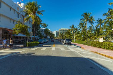 Miami caddesinin manzarası. Mavi gökyüzünde beyaz bulutlarla kaplı renkli binalar. ABD. Miami Güney Sahili. 09.24.2019.
